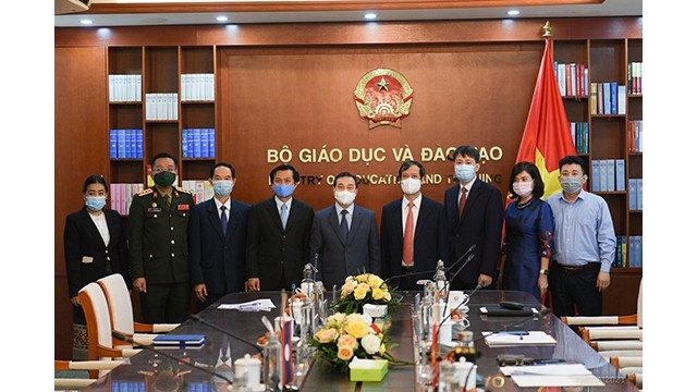 Le ministre vietnamien de l’Éducation et de la Formation, Nguyên Kim Son reçoit l’ambassadeur laotien au Vietnam, Sengphet Houngboungnuang. Photo :  giaoducthoidai.vn
