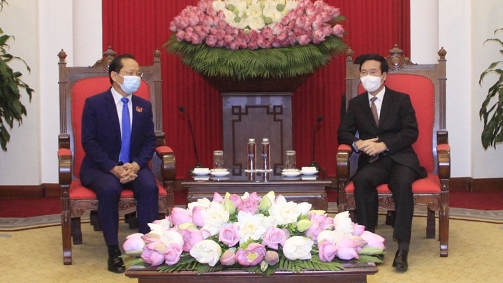 Le Permanencier du Secrétariat du CC du PCV, Vo Van Thuong (à droite),  et l’ambassadeur du Cambodge au Vietnam, Chay Navuth. Photo : BQT.