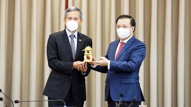 Le secrétaire du Comité municipal du Parti de Hanoi, Dinh Tiên Dung (à droite), et le ministre singapourien des Affaires étrangères, Vivian Balakrishnan. Photo : hanoimoi.com.vn