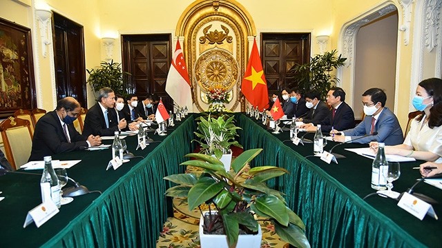 L’entretien entre le ministre vietnamien des AE, Bùi Thanh Son, et son homologue singapourien, Vivian Balakrishnan, le 21 juin à Hanoi. Photo : VGP.
