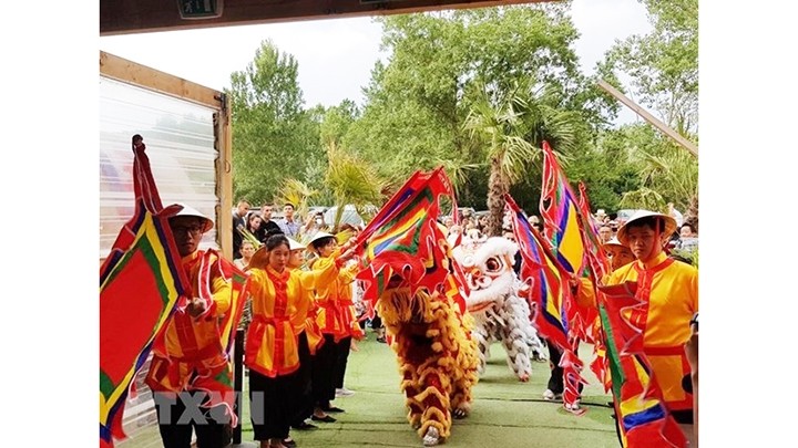 La danse de lion, un numéro inaugurant du premier Festival du Vietnam en 2019 à Lyon. Photo : VNA.