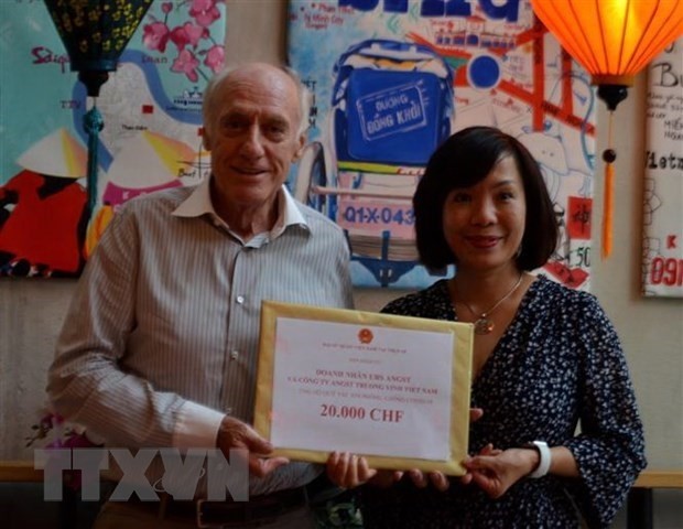 L’ambassadrice du Vietnam en Suisse, Lê Linh Lan, et Urs Angst, propriétaire de la société de transformation des aliments Metzgerei-Angst. Photo : VNA