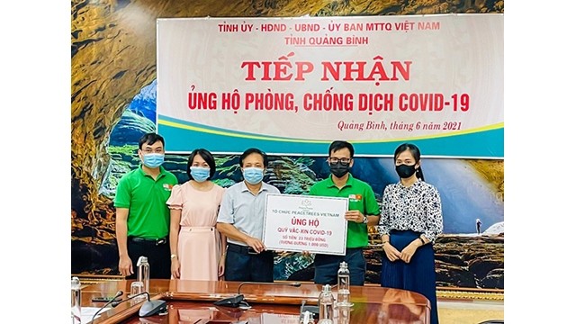PeaceTrees Vietnam fait un don de 3 000 dollars au fonds de vaccins contre le Covid-19. Photo : Journal Thoi Dai.
