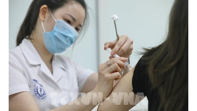 Injection du vaccin Nano Covax à titre d'essai pour un volontaire. Photo : VNA.