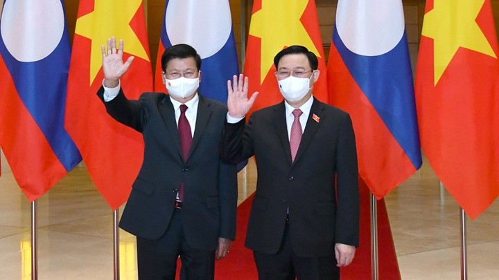Le Président de l'AN du Vietnam, Vuong Dinh Huê (à droite) et le Secrétaire général du PPRL et Président laotien, Thongloun Sisoulith. Photo : NDEL.