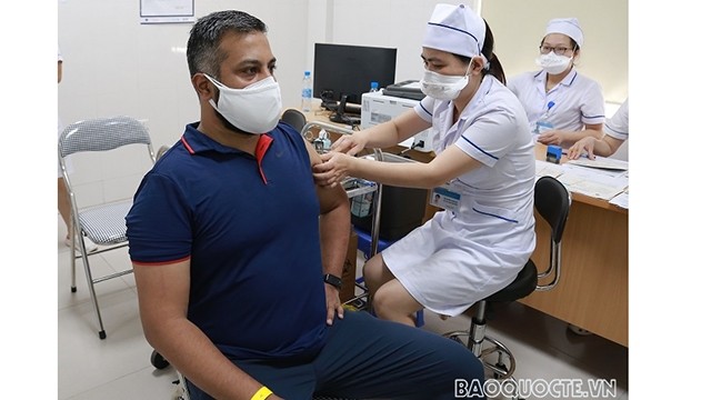Manan Vatsyayana, reporter de l'Agence France-Presse (AFP) est vaccinés contre le COVID-19, le 27 juin à l'Hôpital central de pneumologie de Hanoï. Photo : baoquocte.vn