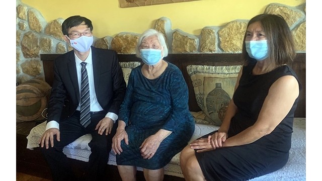 L’ambassadeur du Vietnam en Grèce, Lê Hông Truong (1er à gauche), la femme de l'oncle Lâp (au centre) et sa fille (1er à droite). Photo : L'ambassade du Vietnam en Grèce.