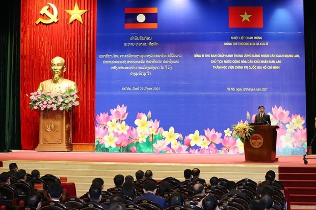 Le Secrétaire général du Parti populaire révolutionnaire et Président du Laos, Thongloun Sisoulith prend la parole lors de sa visite à l'Académie nationale de Politique Hô Chi Minh. Photo : VNA.