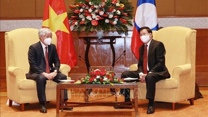 Le secrétaire général du PPRL et président laotien, Thongloun Sisoulith (à droite), et le secrétaire du CC du PCV et président du CC du FPV, Dô Van Chiên. Photo: VNA