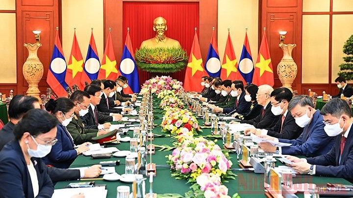 Entretien entre le Secrétaire général du Parti communiste du Vietnam, Nguyên Phu Trong, et le Secrétaire général du Parti et Président du Laos, Thongloun Sisoulith. Photo : NDEL.