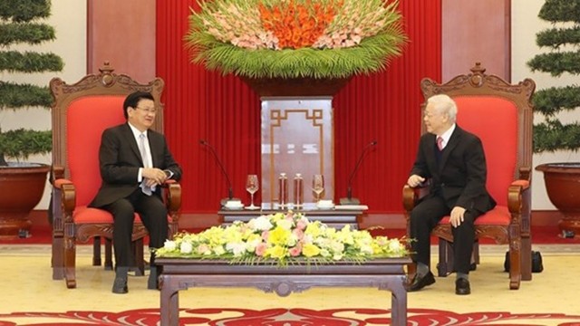Le secrétaire général du Parti communiste du Vietnam (PCV) et président vietnamien, Nguyên Phu Trong (à droite), reçoit le Premier ministre laotien Thongloun Sisoulith à l’occasion de sa visite officielle au Vietnam en décembre 2020. Photo : VNA