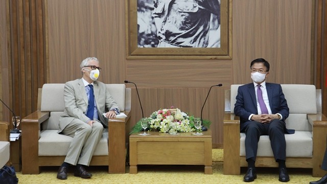 Le ministre vietnamien de la Justice Lê Thành Long (à droite) et l’ambassadeur d’Allemagne au Vietnam, Guido Hildner (à gauche). Photo : baophapluat.vn