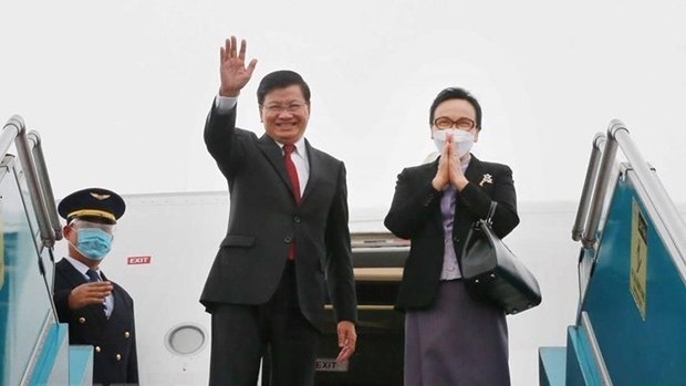 Le Secrétaire général du Parti populaire révolutionnaire et Président du Laos, Thongloun Sisoulith, et son épouse quittent le Vietnam. Photo : VNA