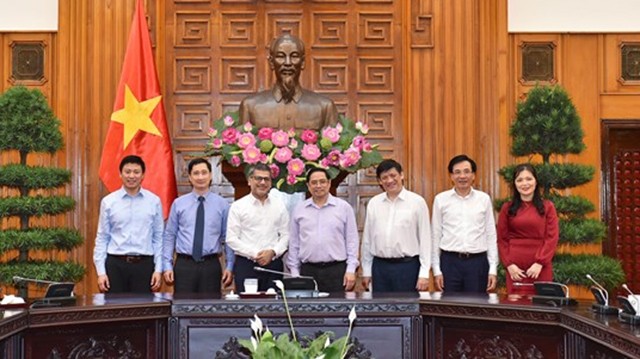 Le Premier ministre vietnamien Pham Minh Chinh (au milieu) et Nitin Kapoor (à sa droite), président et directeur général d’AstraZeneca Vietnam. Photo: chinhphu.vn