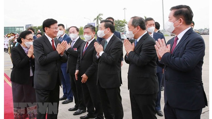 Les dirigeants du Parti et de l'État vietnamiens disent au revoir au Secrétaire général et Président du Laos Thongloun Sisoulith et son épouse à l'aéroport international de Nôi Bài dans l'après-midi du 29 juin. Photo : VNA.