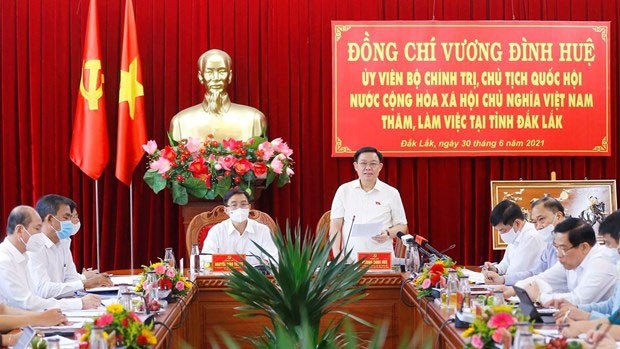 Le Président de l’Assemblée nationale, Vuong Dinh Huê lors de la séance de travail avec le Conseil permanent du Comité provincial du Parti de Dak Lak. Photo : VNA