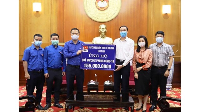 L’Union des Jeunes Vietnamiens en Russie a fait un don de 155 millions de dôngs au fonds des vaccins contre l’épidémie de COVID-19. Photo : VTV4.