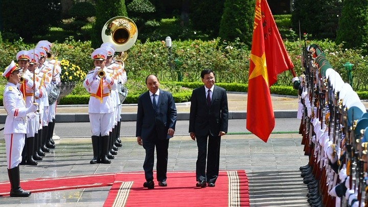 Le Président vietnamien, Nguyên Xuân Phuc, et le Secrétaire général du PPRL et Président laotien, Thongloun Sisoulith, lors de la cérémonie d'accueil lundi à Hanoi. Photo : NDEL.