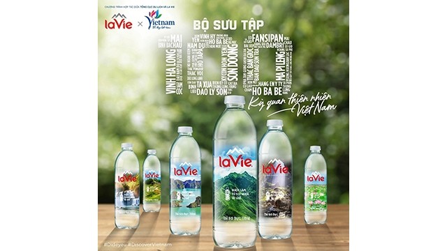 Une collection de plus de 100 étiquettes de bouteille différentes de l’eau minérale La Vie. Photo : La Vie.