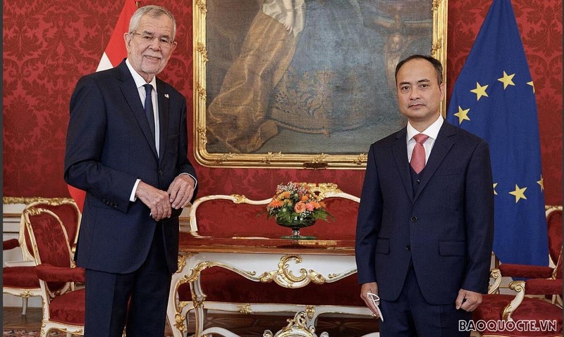 L'ambassadeur vietnamien Nguyên Trung Kiên présente ses lettres de créance au Président autrichien Alexander Van der Bellen. Photo : Baoquocte.