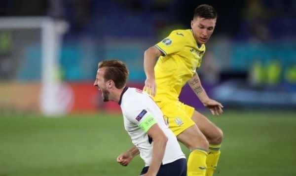 Harry Kane au duel lors du match entre l'Angleterre et l'Ukraine.