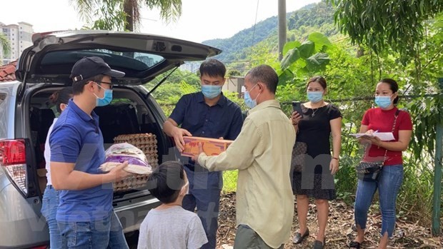 Les représentants de l'Ambassade du Vietnam en Malaisie offrent des cadeaux à  des Vietnamiens en difficulté vivant dans l'Etat de Penang. Photo : VNA.
