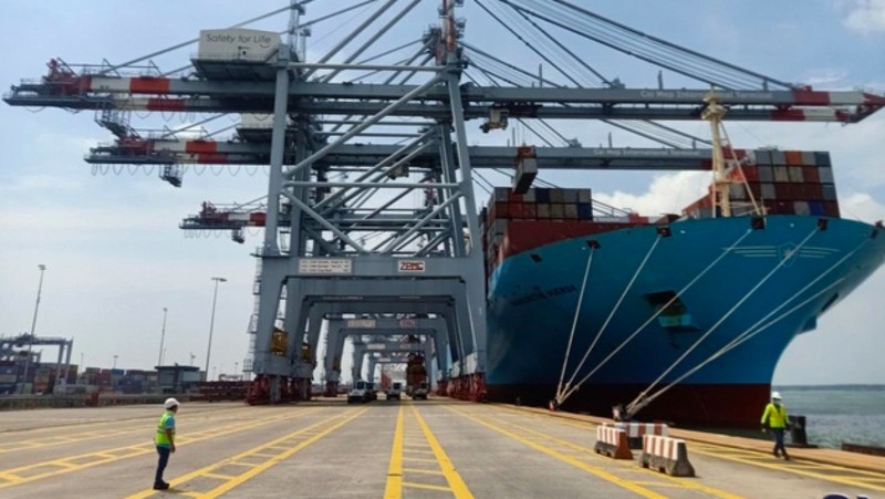 En 2020, le plus grand porte-conteneurs du monde Margrethe Maersk, d'un tonnage de 214 121 DWT, a accosté pour la première fois au port international de Cai Mep. Photo : VOV.