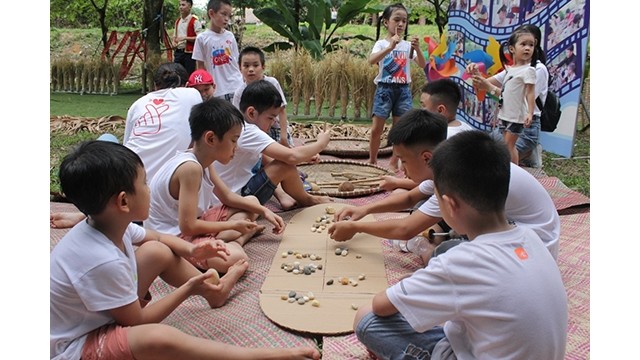 Les enfants pourront également participer aux jeux folkloriques traditionnels comme le « ô an quan » (jeu des cases). Photo : Le Village culturel et touristique du Vietnam.