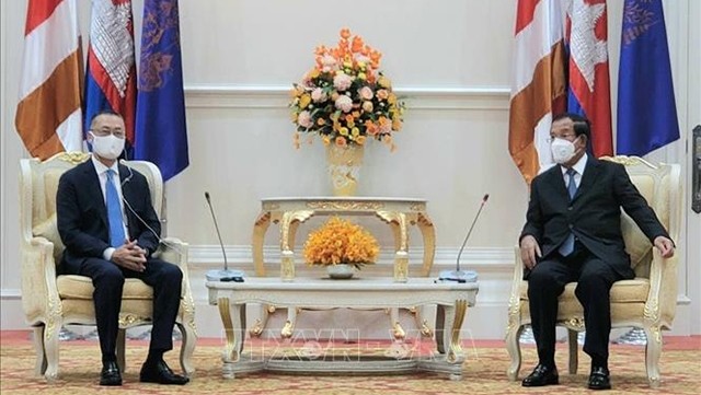 Le Premier ministre cambodgien, Hun Sen (à droite), et l’ambassadeur vietnamien, Vu Quang Minh, venu prendre congé au terme de son mandat. Photo : VNA