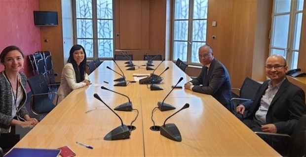 Stéphanie Dô, présidente du Groupe parlementaire d’Amitié franco-vietnamienne de l’Assemblée nationale française, reçoit l’ambassadeur du Vietnam en France, Dinh Toàn Thang. Photo : VNA.