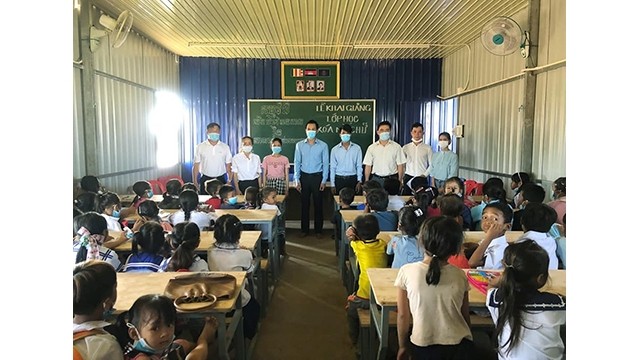Ouverture de la 1ère classe pour 70 élèves d'origine vietnamienne. Photo : VNA.
