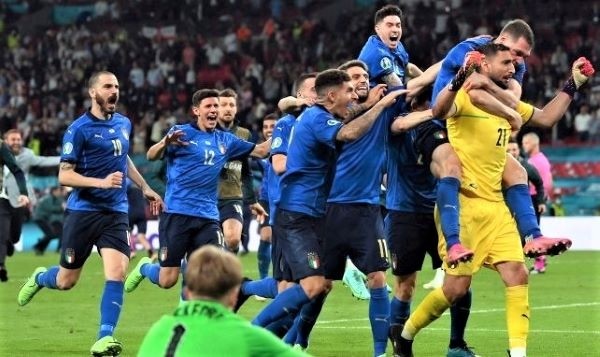L'Italie célèbre son sacre à l'Euro 2020 et son héros Donnarumma à Wembley.