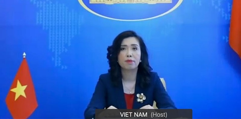 La porte-parole du Ministère vietnamien des Affaires étrangères, Lê Thi Thu Hang, lors d'une conférence de presse dans l'après-midi du 8 juillet. Photo : Hanoimoi.