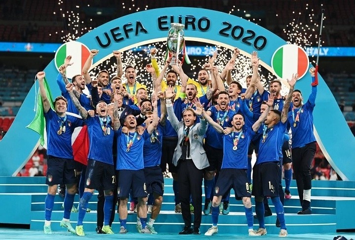 Le 11 juillet 2021, l'Italie célèbre avec le trophée après avoir remporté l'Euro 2020. Photo : Reuters/NDEL.