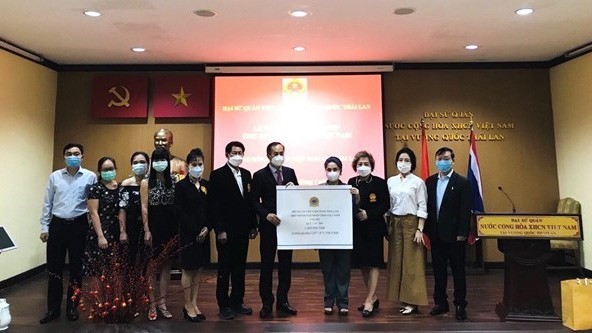 Vue de la cérémonie de réception du don de la communauté vietnamienne en Thaïlande, le 11 juillet. Photo : VNA.