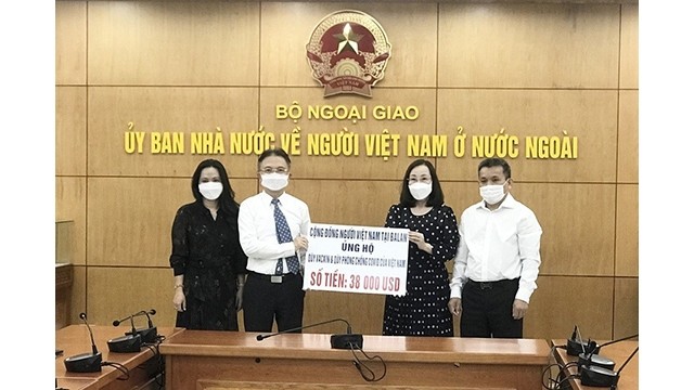 La cérémonie de réception de donfinancier de la communauté vietnamienne en Pologne en faveur du Fonds de vaccins contre le Covid-19. Photo : Journal Thoi Dai