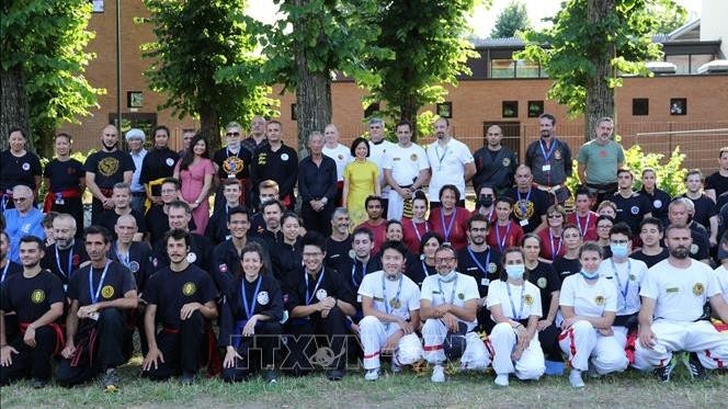 28 écoles d’arts martiaux et près de 150 maîtres et élèves étaient présents à la cérémonie de création de la Fédération des arts martiaux traditionnels vietnamiens en Italie. Photo : VNA.