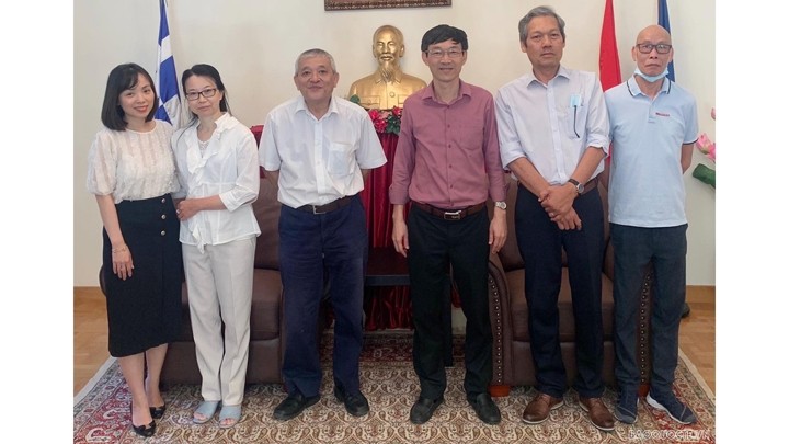 L’ambassadeur du Vietnam, Lê Hông Truong (3e à droite), et les représentants de l'Association des Vietnamiens en Grèce. Photo : BQT.