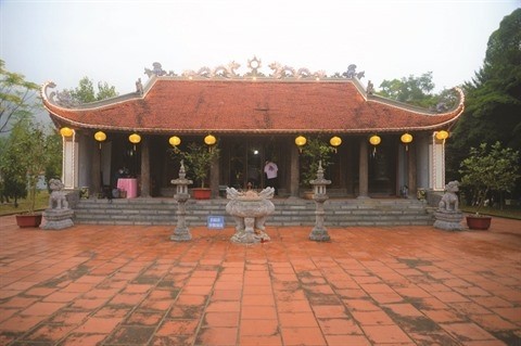 Le temple Miêu Ông est adossé à la montagne et fait face à la rivière Ba Che.