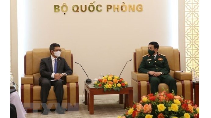 Le ministre vietnamien de la Défense, le général Phan Van Giang (à droite), et l'ambassadeur d'Indonésie au Vietnam, Denny Abdi. Photo : VNA.