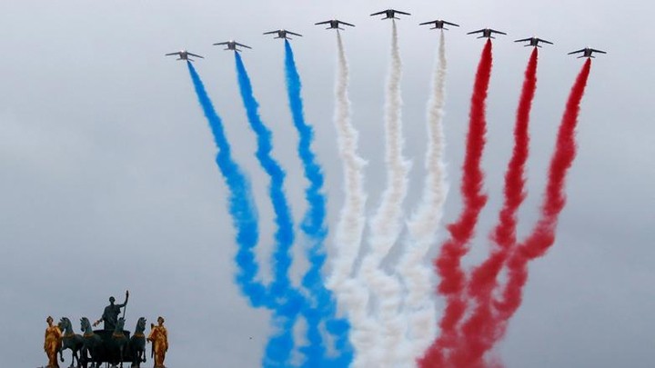 La Patrouille de France lors \des célébrations du 14 juillet à Paris. Photo : Reuters.