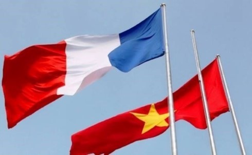 Drapeaux du Vietnam et de France. Photo : VNA.
