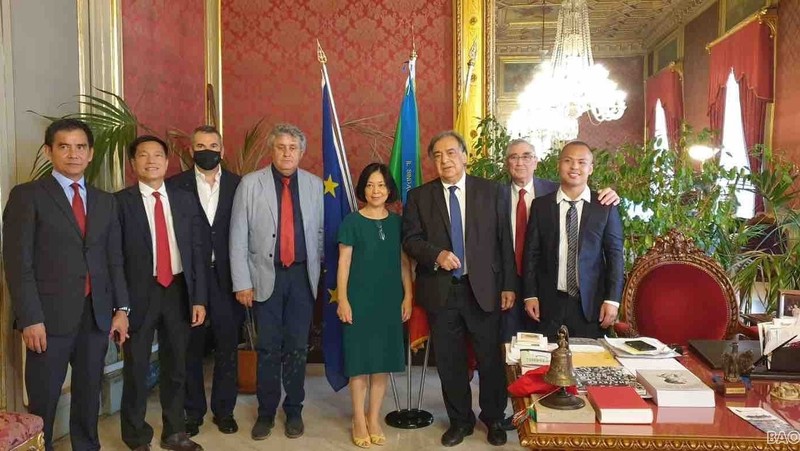 L’ambassadrice vietnamienne en Italie, Nguyên Thi Bich Huê, lors de la rencontre avec le maire Palermo Leoluca Orlando. Photo: baoquocte.vn
