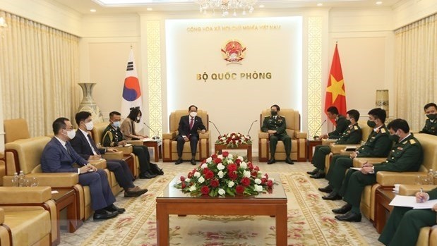 Le général de corps d’armée Nguyen Tan Cuong, chef d'état-major général de l'Armée populaire du Vietnam et vice-ministre de la Défense (droite) reçoit  l'ambassadeur de la République de Corée Park Noh-wan au Vietnam.  Photo : VNA