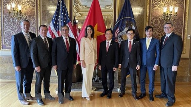 L’ambassadeur du Vietnam aux États-Unis, Hà Kim Ngoc, et les autorités de l’Utah. Photo: VNA