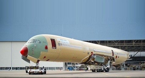 Les parties du premier A350 de Vietnam Airlines sur la ligne d’assemblage final. Photo: Airbus.