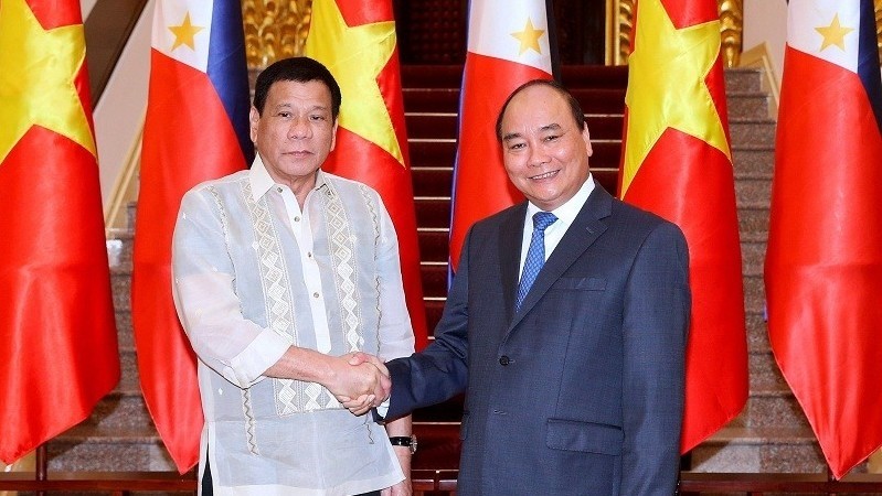Le Premier ministre vietnamien Nguyên Xuân Phuc (à droite) reçoit le Président philippin Rodrigo Duterte lors de sa visite officielle au Vietnam du 28 au 29 septembre 2016. Photo: VNA