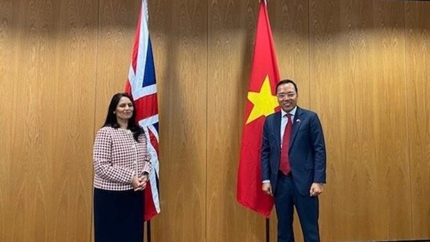 L'ambassadeur vietnamien au Royaume-Uni, Nguyên Hoàng Long (à droite) et la ministre britannique de l'Intérieur, Priti Patel. Photo : VNA.