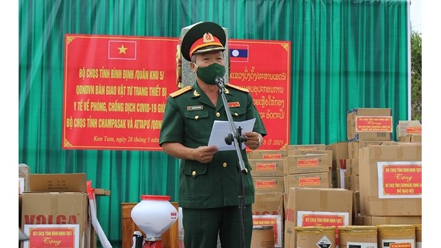 Le commandement militaire de la province de Binh Dinh a remis des équipements médicaux aux  province des Champassak et Attapu en mai dernier. Photo : Journal Thoi Dai.