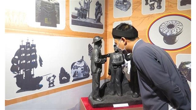 L'exposition sur « La sculpture sur charbon de Quang Ninh » s'est ouverte le 22 juillet dans la ville de Huê. Photo : VNA.